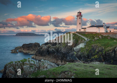 Sonnenuntergang über dem Atlantischen Ozean und Fanad Head Lighthouse in Irland Stockfoto