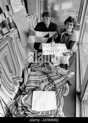 Großbritannien 1984 Frauen Damen in North Yorkshire mit gestrickten Decken für Kinder in Äthiopien während der Äthiopischen Hungersnot Stockfoto