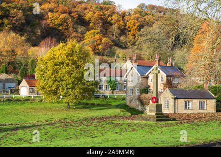 Sonnenlicht und herbstliche Farben auf dem Dorfplatz in Hutton Le Hole. Stockfoto