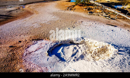 Brodelnden Schlamm in den Farbtopf Geysire im Yellowstone National Park in Wyoming, Vereinigte Staaten von Amerika Stockfoto