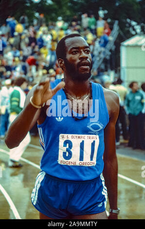 Edwin Moses konkurrieren auf dem 1980er uns Leichtathletik olympische Mannschaft versuchen. Stockfoto