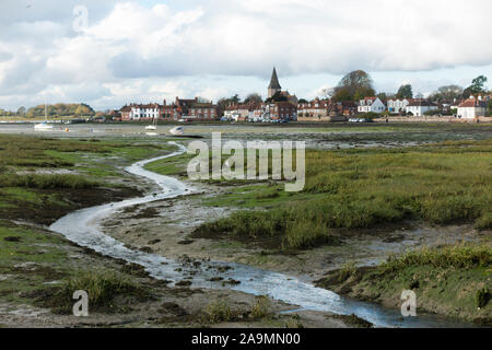 Blick auf bosham Dorf an der Küste über die Gezeiten Wattenmeer von Chichester Harbour bei Ebbe, im Oktober/November, von Shore Road/das Laufwerk gesehen. West Sussex. Die alte Sächsische Kirche in der Teppich von Bayeux. Großbritannien (114) Stockfoto