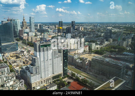 Warschau, Polen - August 2019: Luftaufnahme von Downtown Business Wolkenkratzer in Warschau. Stockfoto