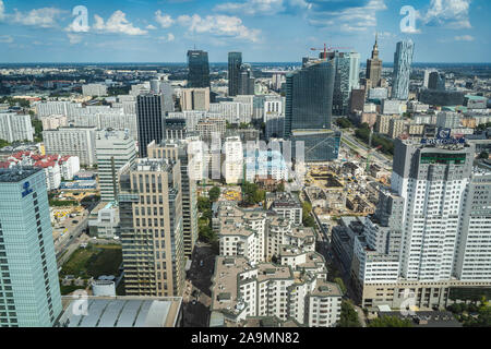 Warschau, Polen - August 2019: Luftaufnahme von Downtown Business Wolkenkratzer in Warschau. Stockfoto