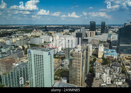 Warschau, Polen - August 2019: Luftaufnahme von Downtown Business Wolkenkratzer in Warschau. Stockfoto