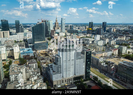 Warschau, Polen - August 2019: Luftaufnahme von Downtown Business Wolkenkratzer in Warschau. Stockfoto