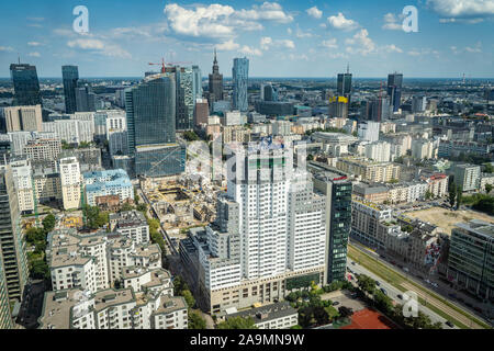 Warschau, Polen - August 2019: Luftaufnahme von Downtown Business Wolkenkratzer in Warschau. Stockfoto