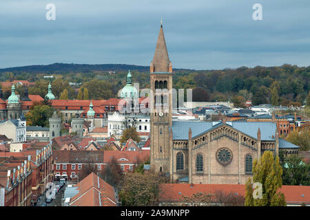 Potsdam, Deutschland. 05 Nov, 2019. Die Kirche St. Peter und Paul vor der grünen Kuppeln der Stadthaus und Rathaus an der Friedrich-Ebert-Straße. Credit: Soeren Stache/dpa-Zentralbild/ZB/dpa/Alamy leben Nachrichten Stockfoto