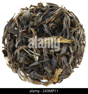 Lose maocha raw puerh aus Mensong Berge in der Provinz Yunnan, runde Form isoliert Stockfoto