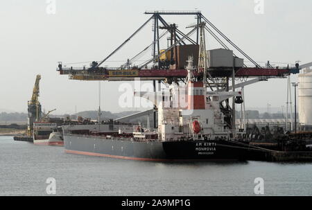 AJAXNETPHOTO. 23. SEPTEMBER 2019. DUNKERQUE, Frankreich. - Beladen mit Kohle die MONROVIAN REGISTRIERT BULK CARRIER BIN KIRTI (93.000 GT) AM HAFEN MEER BULK DUNKERQUE BEKOHLUNGS ANLAGE. Foto: Jonathan Eastland/AJAX REF: GX8 192609 20535 Stockfoto