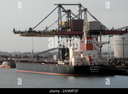 AJAXNETPHOTO. 23. SEPTEMBER 2019. DUNKERQUE, Frankreich. - Beladen mit Kohle die MONROVIAN REGISTRIERT BULK CARRIER BIN KIRTI (93.000 GT) AM HAFEN MEER BULK DUNKERQUE BEKOHLUNGS ANLAGE. Foto: Jonathan Eastland/AJAX REF: GX8 192609 20537 Stockfoto