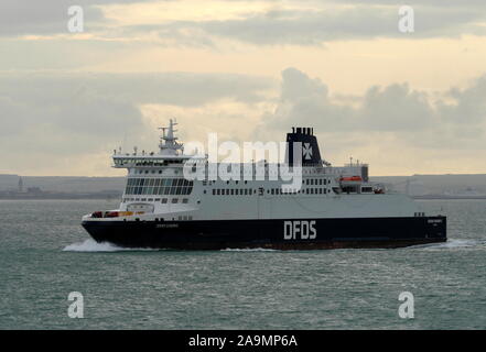 AJAXNETPHOTO. 15. Oktober, 2019. Kanal, ENGLAND. - CROSS CHANNEL AUTO- und PASSAGIERFÄHRE DFDS Seaways AUF DEM WEG IN DOVER DUNKERQUE. Foto: Jonathan Eastland/AJAX REF: GX8 191510 20926 Stockfoto