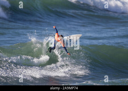 Surfer tragen Orange T-Shirt schnitt Zurück Stockfoto