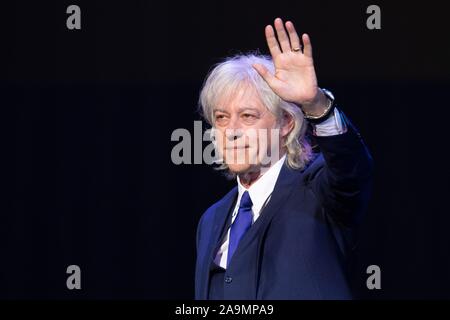 Dresden, Deutschland. 16 Nov, 2019. Der irische Rocksänger Bob Geldof Wellen auf das Publikum an der Benefizveranstaltung Hope-Gala im Schauspielhaus nach Erhalt der Hoffnung Award. Geldof erhält den Preis dotiert mit 5.000 Euro für sein soziales Engagement in Afrika. Credit: Sebastian Kahnert/dpa-Zentralbild/dpa/Alamy leben Nachrichten Stockfoto