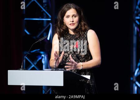 Dresden, Deutschland. 16 Nov, 2019. Annett Hofmann, Partner von Sachsens Ministerpräsident Kretschmer, spricht zu den Gästen an der Benefizveranstaltung Hope-Gala im Schauspielhaus. Die Spenden aus der Veranstaltung verwendet werden kinderärzte Arbeiten für die Hoffnung Cape Town Projekt in Südafrika zu finanzieren. Credit: Sebastian Kahnert/dpa-Zentralbild/dpa/Alamy leben Nachrichten Stockfoto