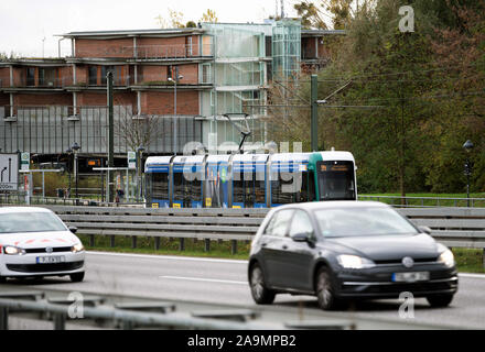 Potsdam, Deutschland. 05 Nov, 2019. Eine Straßenbahnlinie 94 läuft neben Nuthestraße in Richtung Bahnhof Pirschheide. Credit: Soeren Stache/dpa-Zentralbild/ZB/dpa/Alamy leben Nachrichten Stockfoto