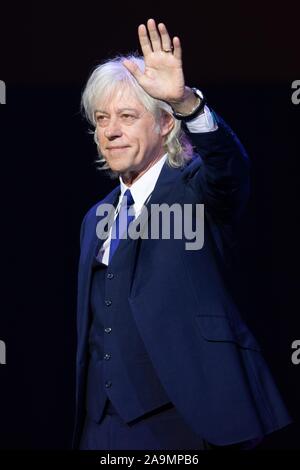 Dresden, Deutschland. 16 Nov, 2019. Der irische Rocksänger Bob Geldof Wellen auf das Publikum an der Benefizveranstaltung Hope-Gala im Schauspielhaus nach Erhalt der Hoffnung Award. Geldof erhält den Preis dotiert mit 5.000 Euro für sein soziales Engagement in Afrika. Credit: Sebastian Kahnert/dpa-Zentralbild/dpa/Alamy leben Nachrichten Stockfoto