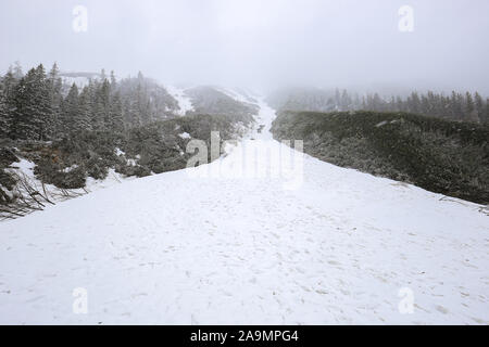 Abstieg vom Berg in der Hohen Tatra im Winter Stockfoto