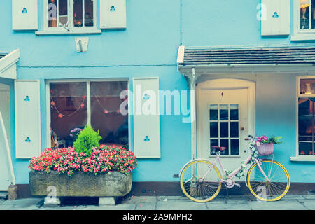 Hipster roten Fahrrad in alten Mauern bauen Hintergrund, Farbe, wenn Vintage tone Stockfoto