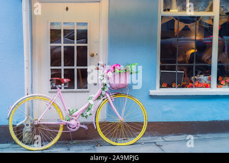 Hipster roten Fahrrad in alten Mauern bauen Hintergrund, Farbe, wenn Vintage tone Stockfoto