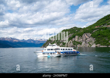 Erstaunliche Landschaft in Varenna mit schnellen Boot - Comer See in Italien Stockfoto