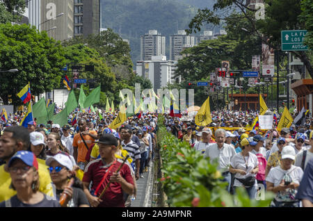 Caracas, Miranda, Venezuela. 16 Nov, 2019. März und Konzentration in Caracas, rief der Präsident von Venezuela, Juan Guaido, an die Bürger Venezuelas zu machen, das Gefühl der Unzufriedenheit der Menschen und ihren Wunsch nach einer Veränderung der politischen Richtung der Nation. Caracas, November 16, 2019 Kreditkarten: Jimmy Villalta/ZUMA Draht/Alamy leben Nachrichten Stockfoto