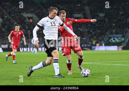 Borussia Mönchengladbach, Deutschland. 16 Nov, 2019. Duelle, Duell zwischen Lukas Klostermann (Deutschland) und Pavel Nekhajchik (Belarus). GES/fussball/EURO-Qualifikation: Deutschland - Weißrussland, 16.11.2019 Fußball: Europäische Qualifier: Deutschland vs Belarus, Borussia Mönchengladbach, 16. November 2019 | Verwendung der weltweiten Kredit: dpa/Alamy leben Nachrichten Stockfoto