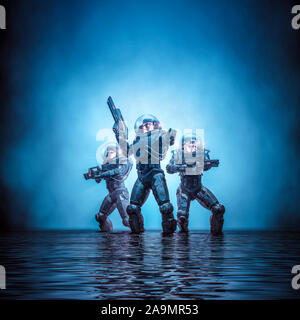 Suche party Patrol/3D-Darstellung der science fiction Szene mit heroischen Space Marine Astronauten mit Laser Pulse Rifles in dunklen Wässrige environme Stockfoto