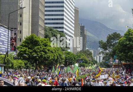 Caracas, Miranda, Venezuela. 16 Nov, 2019. März und Konzentration in Caracas, rief der Präsident von Venezuela, Juan Guaido, an die Bürger Venezuelas zu machen, das Gefühl der Unzufriedenheit der Menschen und ihren Wunsch nach einer Veränderung der politischen Richtung der Nation. Caracas, November 16, 2019 Kreditkarten: Jimmy Villalta/ZUMA Draht/Alamy leben Nachrichten Stockfoto