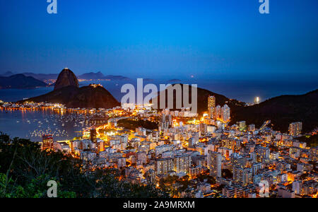 Sugarloaf Mountain bei Einbruch der Dunkelheit in Rio de Janeiro Stockfoto