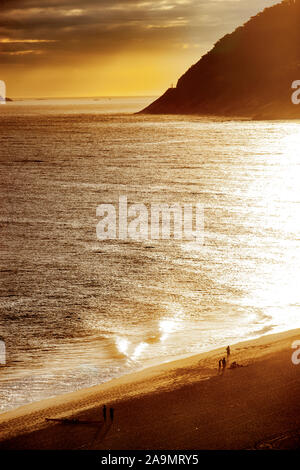 Strand von Copacabana am Nachmittag Sonne in Rio de Janeiro Stockfoto