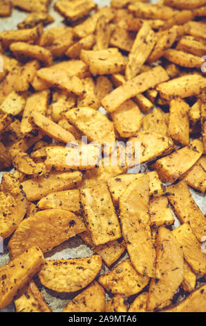 Gebratene Süßkartoffeln mit Kräutern, selektive konzentrieren. Stockfoto