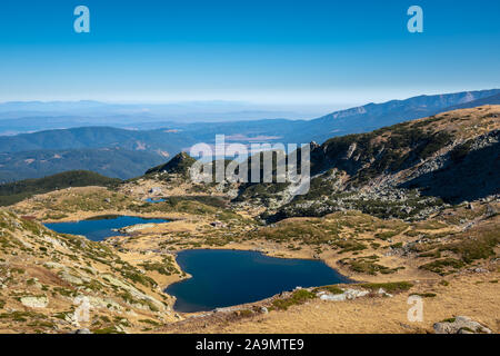 Sicht auf die Berge Zirkus mit blauen Gletscherseen. Die sieben Rila Seen, eines der bemerkenswertesten Naturdenkmäler auf der Balkanhalbinsel. Stockfoto