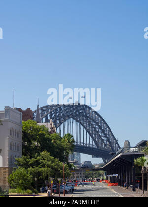 Sydney Harbour Bridge über die Straßen der Stadt Stockfoto