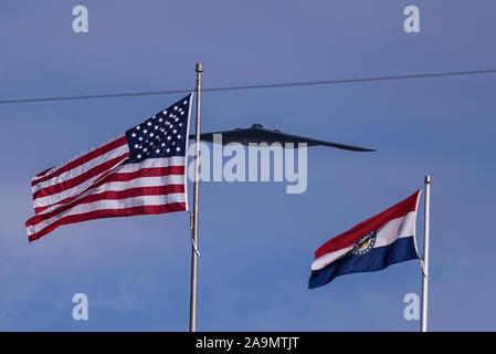 16.November 2019: zu Ehren des militärischen Anerkennung Tag, ein B-2 Spirit Stealth Bomber fliegt über das Stadion in einer pregame Zeremonie, während ein sek Konferenz Spiel, wo die Florida Gators besucht die Missouri Tiger am Faurot Feld am Memorial Stadium in Columbia, MO Richard Ulreich/CSM gehalten Stockfoto