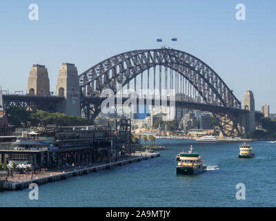 Sydney Harbour Bridge vom Circle Quay aus gesehen Stockfoto