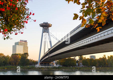 SNP-Brücke über die Donau (auch bekannt als Neue Brücke und UFO-Brücke), Bratislava, Slowakei Stockfoto