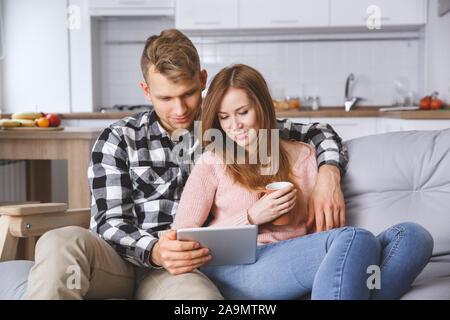 Junges Paar zusammen zu Hause liebe Konzept Video Stockfoto