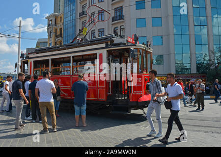 Istanbul, Turkey-September 8 2019. Touristen warten die berühmten nostalgischen Straßenbahn am Taksim Platz, die vom Taksim-Platz zu Tunel läuft an Stockfoto