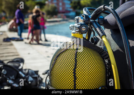 Scuba Diver fertig zum Tauchen am Strand. Einrichten von Tauchausrüstung und Ausrüstung - stahltank oder Zylinder, BCD, Regulierungsbehörden und Dre Stockfoto