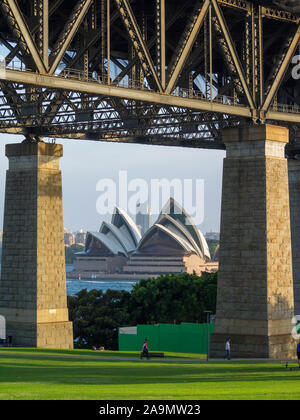 Sydney Opera House unter den Pfeilern der Harbour Bridge Stockfoto