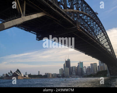 Die Sydney Harbour Bridge und das Stadtbild unterhalb von Milsons Point gesehen Stockfoto