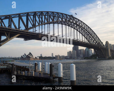 Die Sydney Harbour Bridge und das Stadtbild unterhalb von Milsons Point gesehen Stockfoto