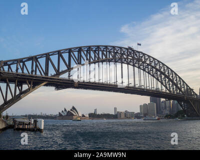 Die Sydney Harbour Bridge und das Stadtbild unterhalb von Milsons Point gesehen Stockfoto