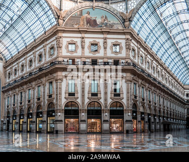 Mailand, Italien - August 3,2019: Fassade der Boutiquen in der Galleria Vittorio Emanuele, in der Nähe von Milano Duomo Stockfoto