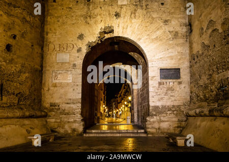 Der Ostalbkreis Tor ist Teil der christlichen Wand in Valencia, Spanien Stockfoto