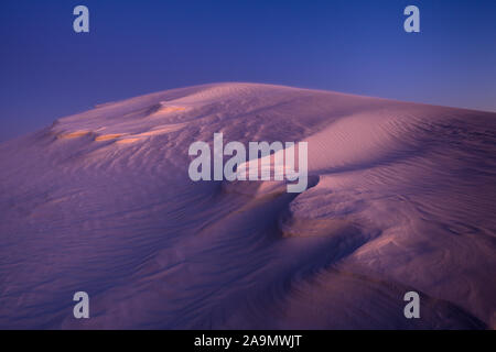 Sanddüne in der Dämmerung; White Sands National Monument, New Mexico, USA. Stockfoto