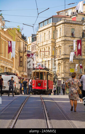 Istanbul, Türkei - 9. September 2019. Die berühmten nostalgischen Straßenbahn von Taksim Tunel entlang der Istiklal Cadessi in Beyoglu, Istanbul. Stockfoto