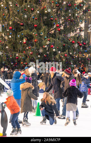 NEW YORK CITY - Dezember 17, 2017: Szene aus historischen Bryant Park in New York City während der Weihnachtszeit. Bryant Park ist für Urlaub bout bekannt Stockfoto
