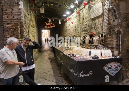 Ein Stall mit Cristmas Geschenken und Dekorationen ist im Sommer in der Innenstadt von Neapel, Italien, geöffnet Stockfoto